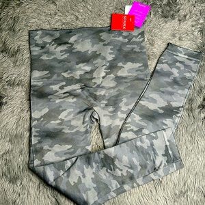 Spanx Camo Shape Crop Leggings